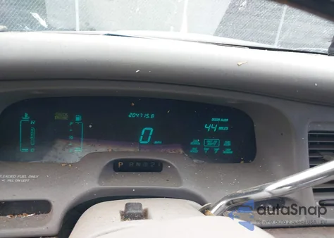 1996 Lincoln Town Car Executive z USA, uszkodzony, nr VIN 1LNLM81W7TY669628